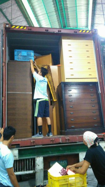UNLOADING CONTAINER FOR THURSDAY AUCTION